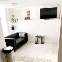 Evo B - 1 Bedroom Flat 2 Min Walk to Station & Town Centre