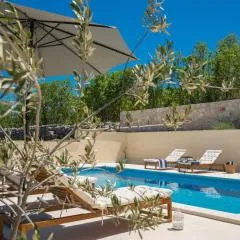 Unique Villa Pietra with heated private pool