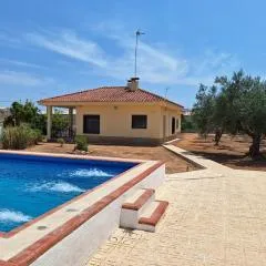 Villa cerca de Valencia con piscina junto a la montaña