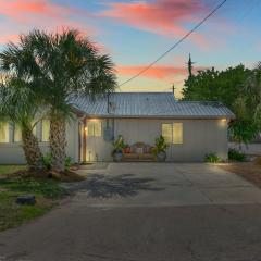 Lost Pearl - Charming 1940s Beach Cottage, 1 Block to Private Beach Access, FREE Daily Activities, and More