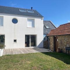 Villa contemporaine à 100m de la plage de la Grève Rose à TREGASTEL - Réf 141