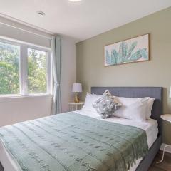 Morden tasteful 3BR Condo Getaway Free Parking