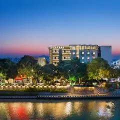Riverbank Hotel