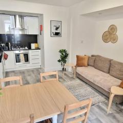 Cosy Central 2 En-suite Bedrooms Apartment