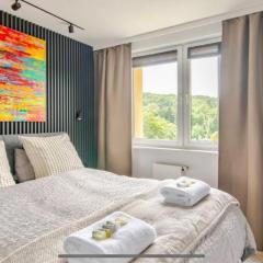 Sunny 2 bedroom apartment, free parking, high speed internet