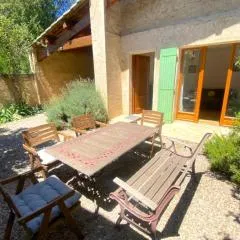 Maison provençale au milieu des champs