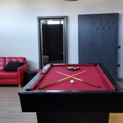 Red room studio app z biljardom