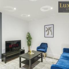 Modern & Elegant 1BR City Centre - Near High St & Southend Beach by Luxiety Stays