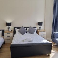 Comfy 2 bedroom Apt in central location, Newly Refurbished