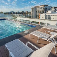 Stylish Apartment with Rooftop Pool