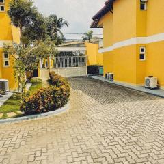 Apto no pavimento superior com 2 quartos (ambos com ar condicionado), Internet privativa 300MBPs, no condomínio Varandas da Praia a 150m da Praia de Taperapuã 1 vaga de garagem privativa.