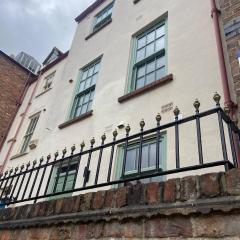 Grammar School Yard Four Bedroom Free Parking
