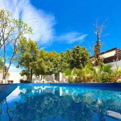 Commercial Zone Studios, Pool, BBQ and Beach 7 Blocks