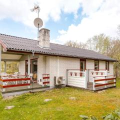 6 person holiday home in Glesborg