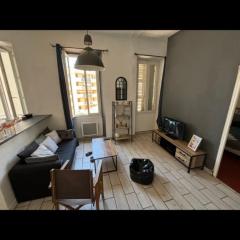 Bright Apartment Near the Beach and Old Port