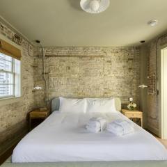 Historic B&B King Suite- Walk to King