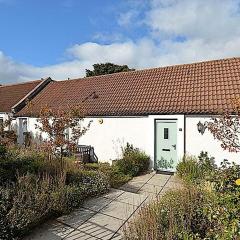 Charming 3 Bed Cottage , Private Budget Room , Free street parking , strong Fibre Optic Internet , Garden