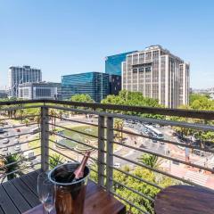 Chic 1-Bedroom Apartment In The Heart Of The City