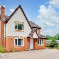 Spacious 4-Bed House with Conservatory and Parking
