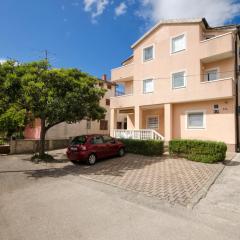 Apartments and Rooms Mladen