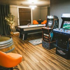 Vibrant Forest Retreat - Game Room, Spa, Fire Pit - Sleeps10