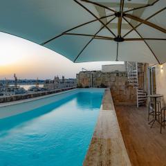 Authentic Maltese Boutique Holiday Home with Rooftop Pool - Moon Townhouse - Iconic Views of Valletta and Grand Harbour