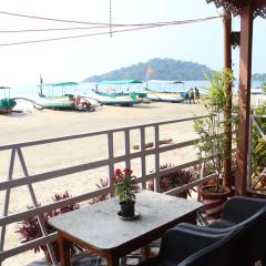 Lira Beach Place