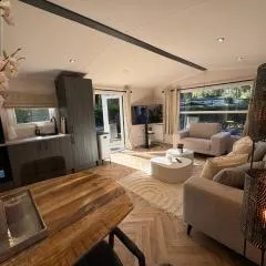 VELUWSHOF HOENDERLOO HOLIDAYS Luxe Holidayhomes with PRIVATE JACUZZI'S - SwimmingPool - Tennis Court - Bowling - Supermarket and Children Entertainment