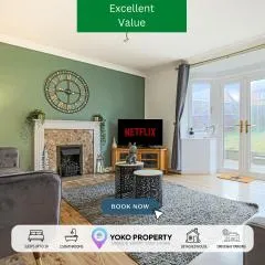 Detached House with Driveway Parking, Self Check-In, Fast Wifi and Smart TVs with Netflix by Yoko Property
