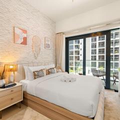 Lovely Apt Near The Burj with Pool, Gym & BBQ Area