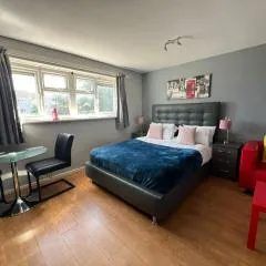 Spacious and Stylish 5 Bed Gem with Private Parking perfect for Large groups and Families hotel