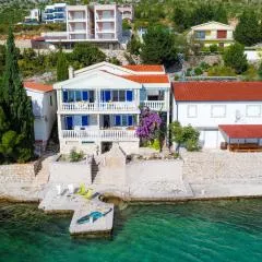 Holiday Home Seafront Escape - Happy Rentals