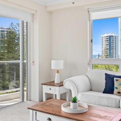 Oscar on Main 2B - Heart of Main Beach Ocean Views - Hosted by Coastal Letting Co.