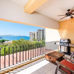 Beautiful Ocean-View Condo in Flamingo - Walk to B
