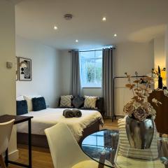 Beautifully Central & Superior Apartment Book Now