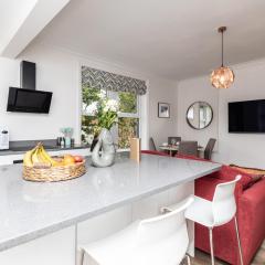 Chic 2-Bed Retreat in the Heart of Oakwood!