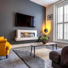 Stylish Quiet Town Apartment with Parking WEEKLY and MONTHLY Let at Reduced Rates