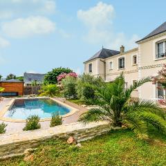 Beautiful Home In Saint-Cyr-Sur-Loire