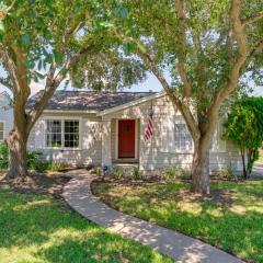 Home Less Than 3 Mi to Holiday Lights at Artesian Park