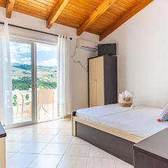 Ap 7 - Villa Goro wPool, Views, Kitchen & Parking