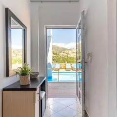 Goro 10 - Front Pool, Kitchen & Parking