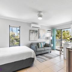 Beach Rd, 300ft to Beach Access & 500ft to Siesta Key Village, Studio