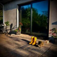 Peaceful, relaxing and warm 2-bedroom, sleeps 4, self-catering Galtee Mountain Lodge - for Mitchelstown, Cahir, Cashel and Cork, 1hr drive from 4 cities