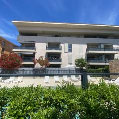 Spacieux appartement avec jardin dans résidence de grand standing avec piscine