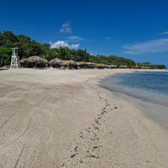 Costambar Seaside Apartment with Pool
