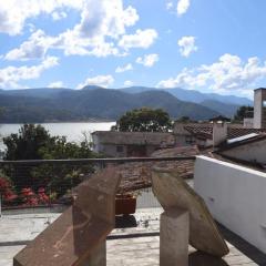 Preciosa Casa Contemporanea Vista Lago en pueblo