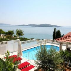 Charming Villa Marin, 30 meters From The Beach, Pool heated, Split-Trogir area