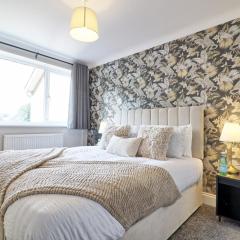 Luxury 5-BDR House in Colchester - Sleeps 10 - Parking - Hi-Speed Wi-Fi -Business - Contractors - Families - Long Term Stays