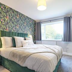 5 BDR House in Colchester - Sleeps 10 - Parking - WiFi -Business - Contractors - Families - Long Term Stays