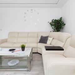 Spacious & Bright Family Apartment in Gdańsk by Noclegi Renters